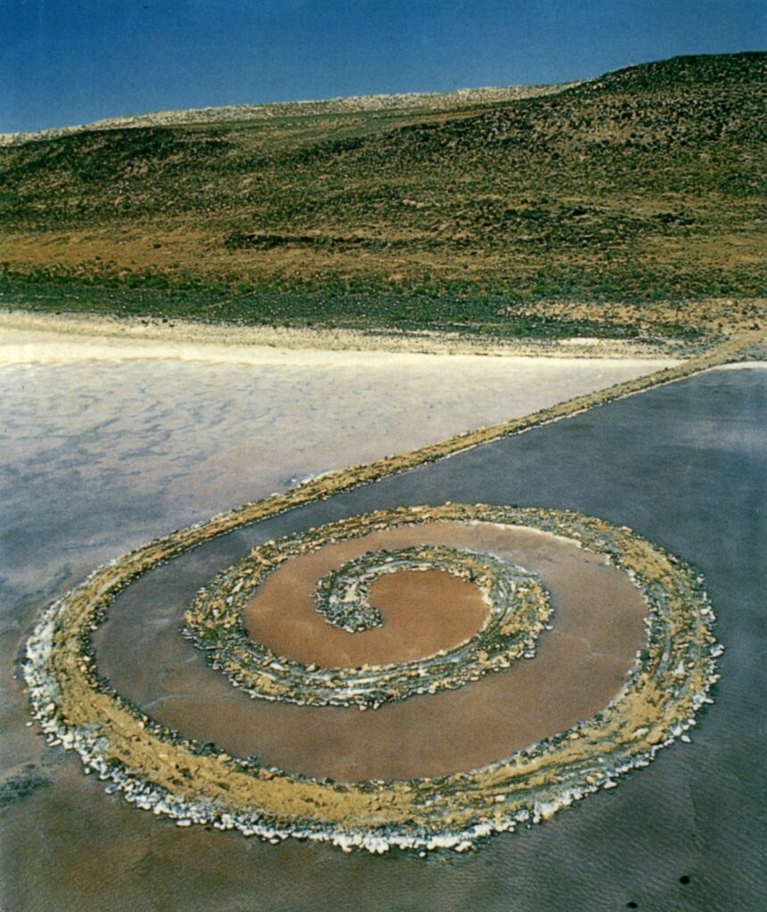 Une oeuvre de Robet Smithson. Une grande spirale partant de la côté et qui va dans la mer. Elle est faite avec des éléments naturels.