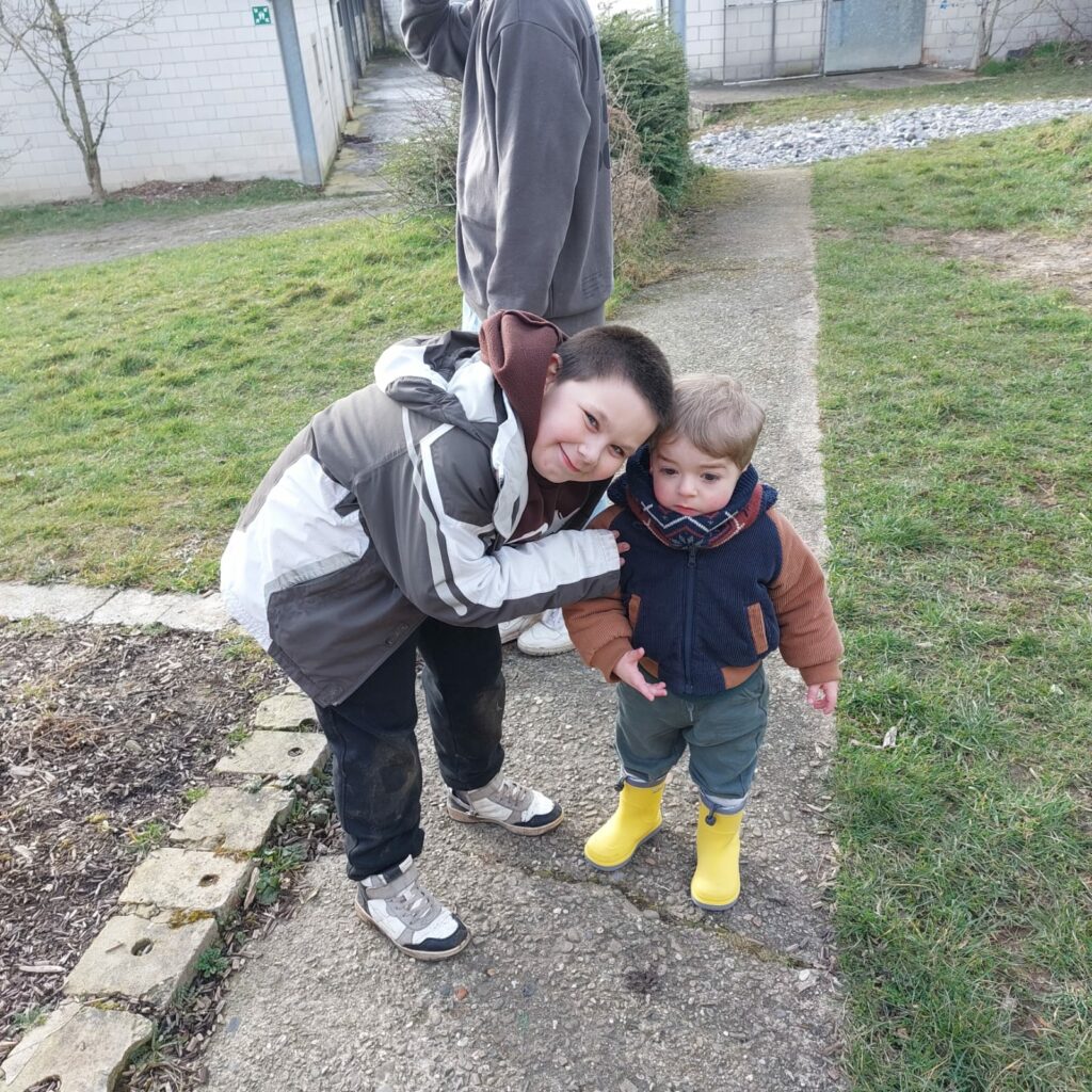 Deux enfants qui se font prendre en photos