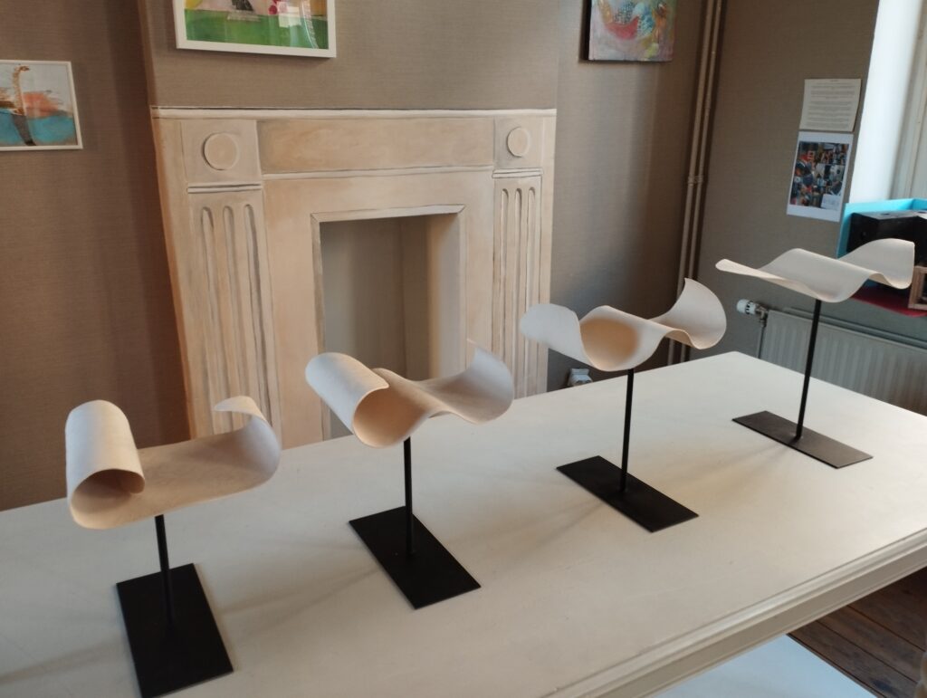 3 sculptures en terre cuite représentant le déploiement d'une aile d'oieau