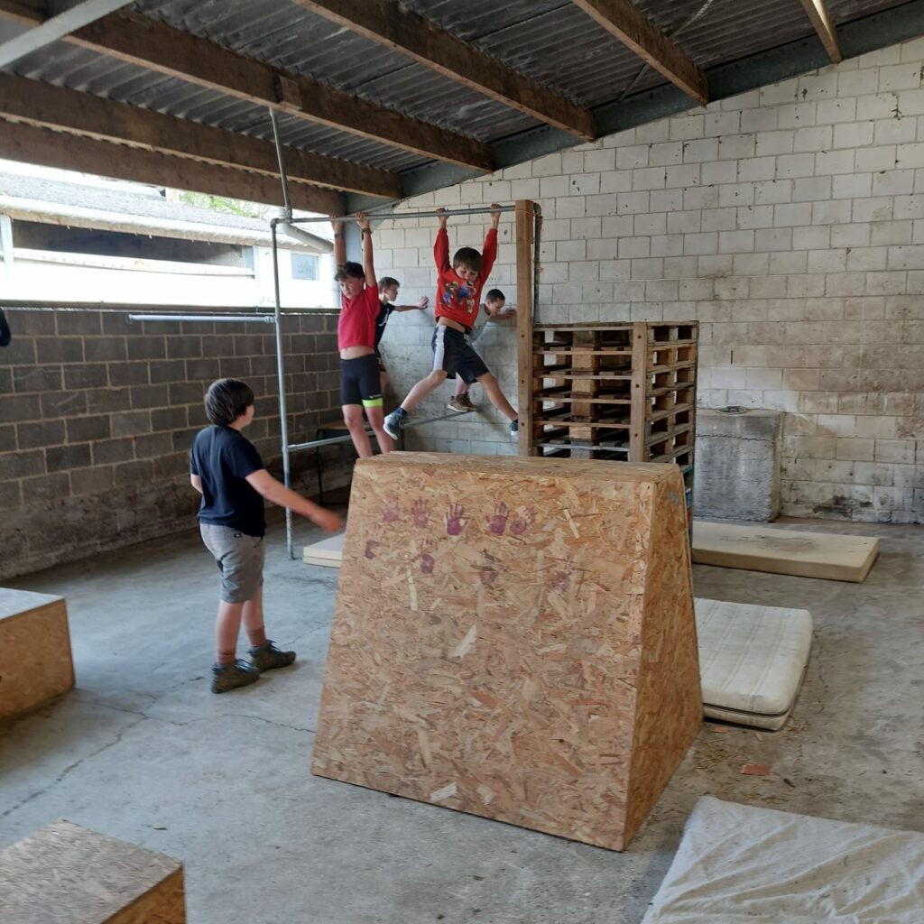 Trois enfants font des acrobaties