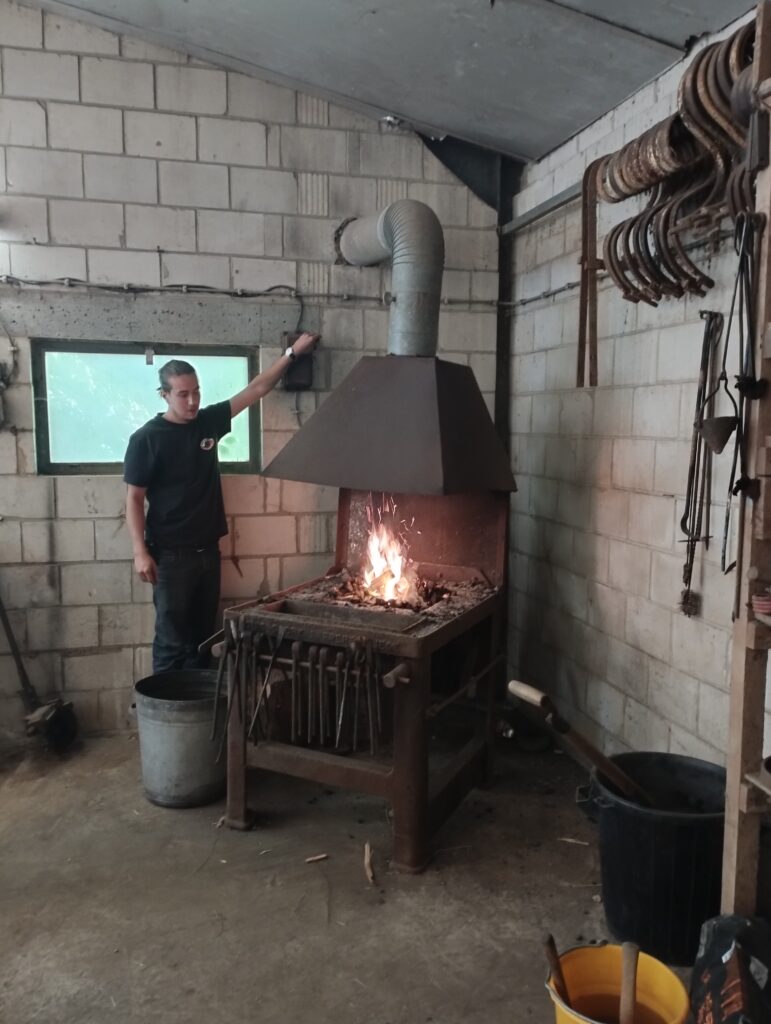 un forgeron allume sa forge