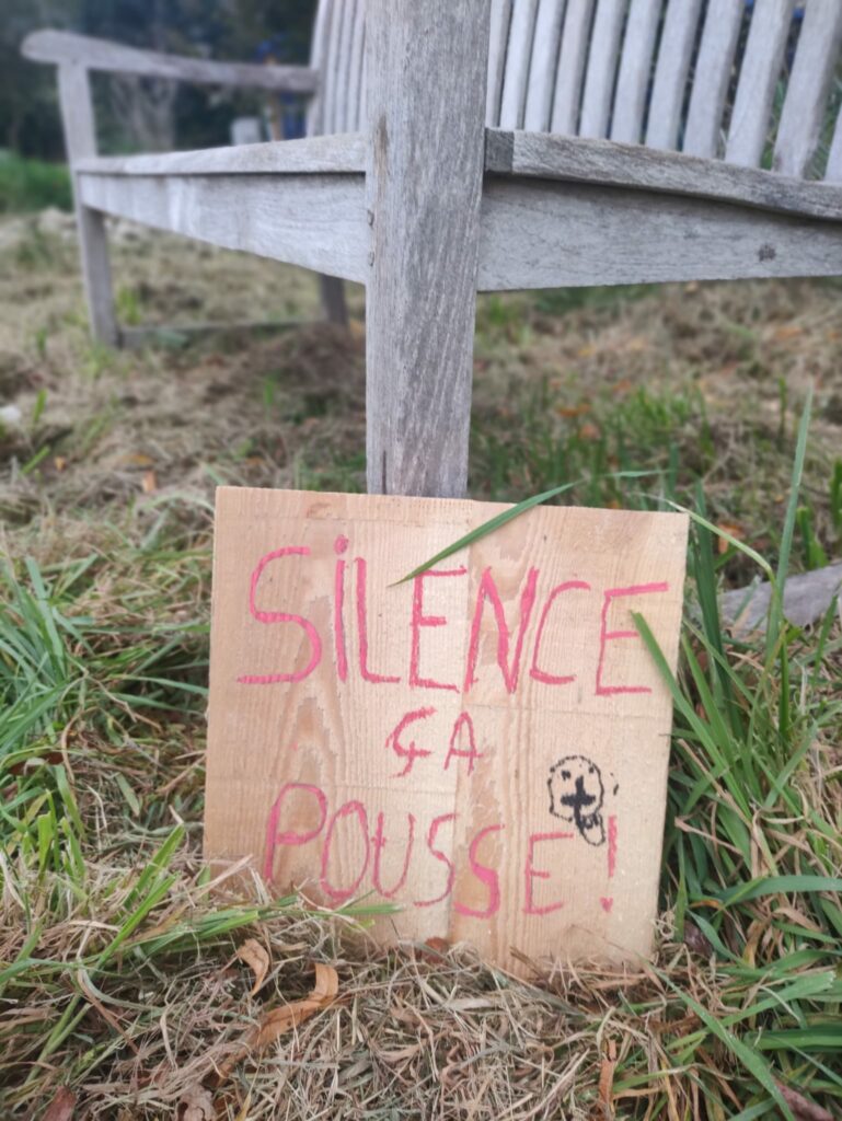 Panneaux "Silence ça pousse"
