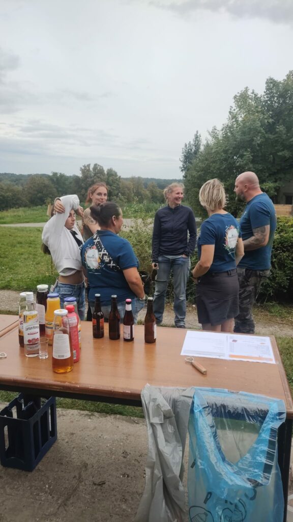Un groupe d'adulte qui boivent une bière, discutent et rient
