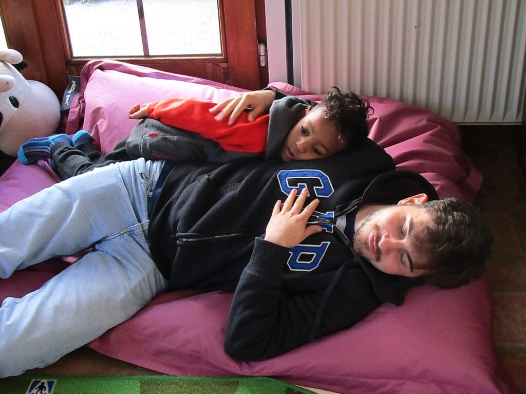 Semir allongé près de Pierre sur un coussin