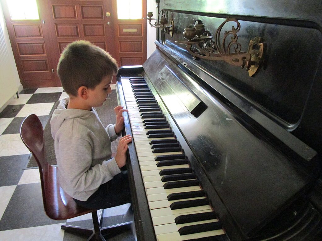 Eden joue du piano