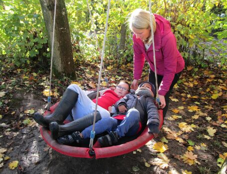 Hélène joue à la balançoire avec Semir et Ylenzo