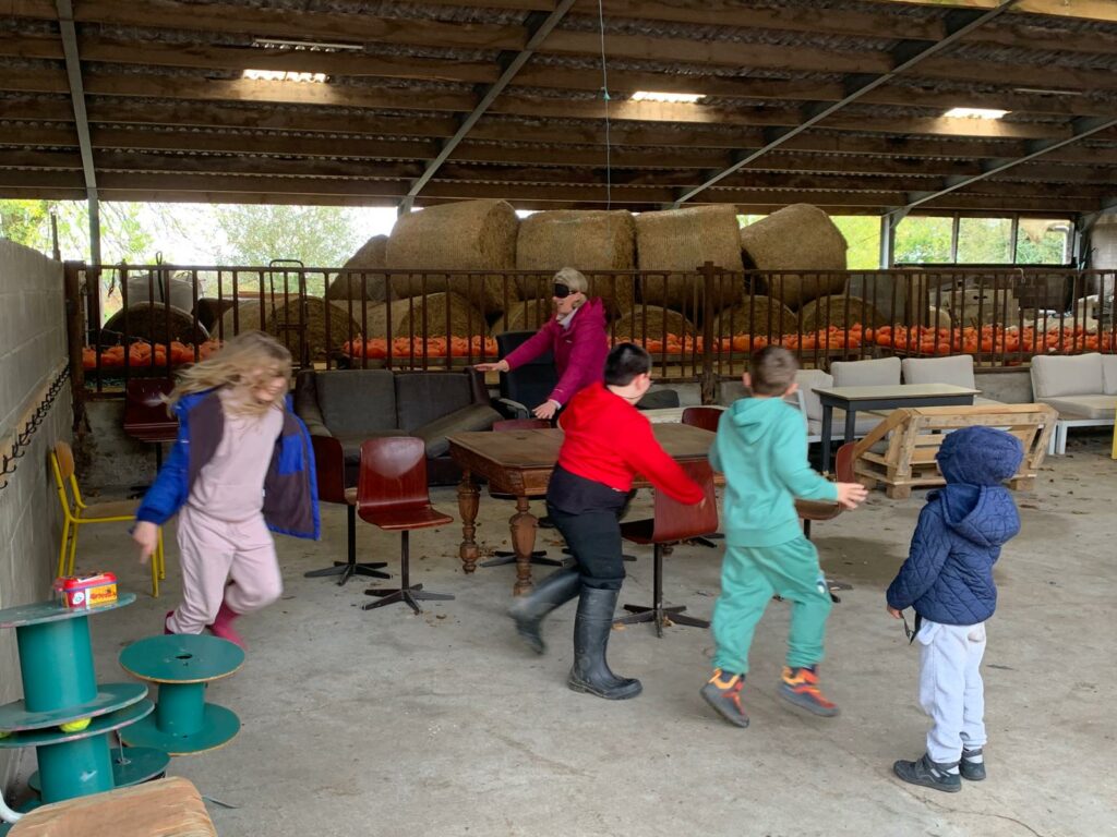 Les enfants jouent à touche-touche