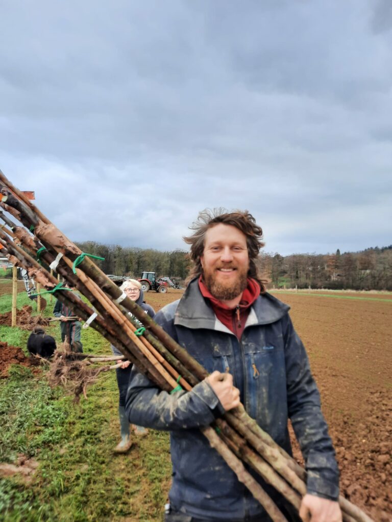 Cyril qui porte des arbres fruitiers
