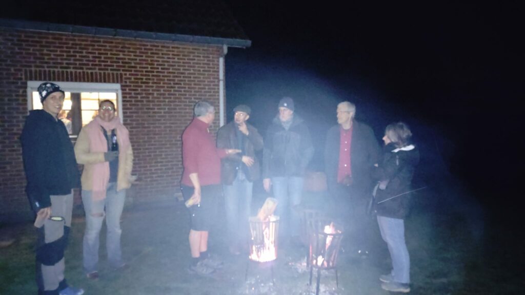 Gens qui discutent autour d'un brasero