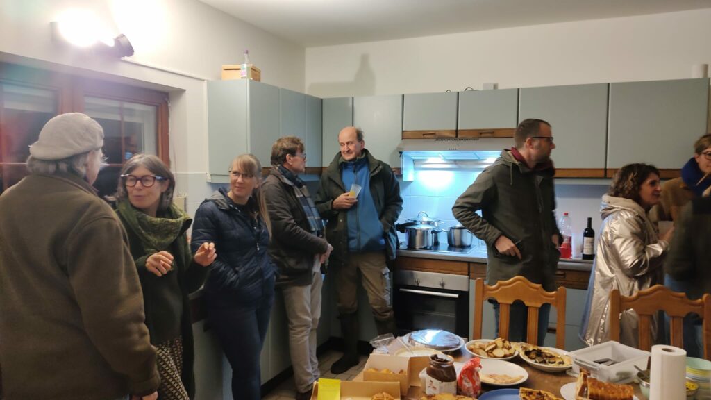 un groupe de personnes qui discutent