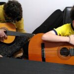 Deux garçons qui jouent de la guitare