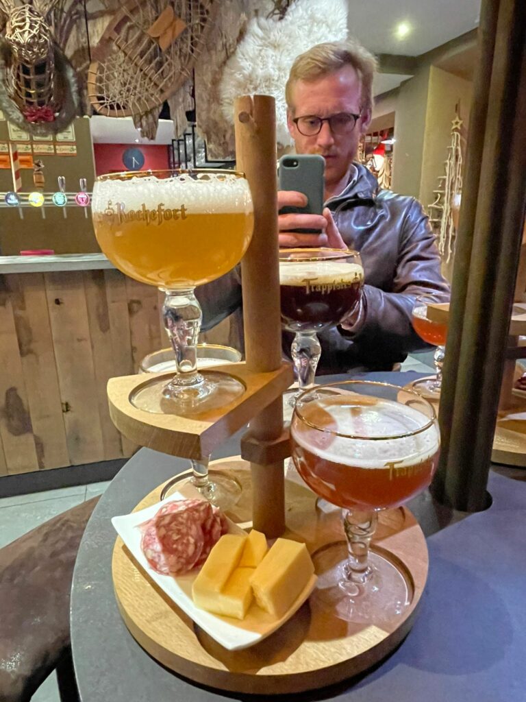 Plateau de 3 bières de Rochefort avec du saucisson et du fromage