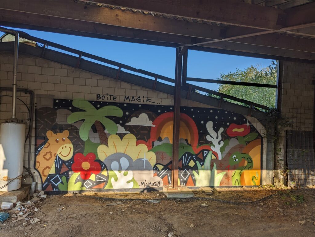 Mur représentant un fresque "graffiti" réalisé par des élèves
