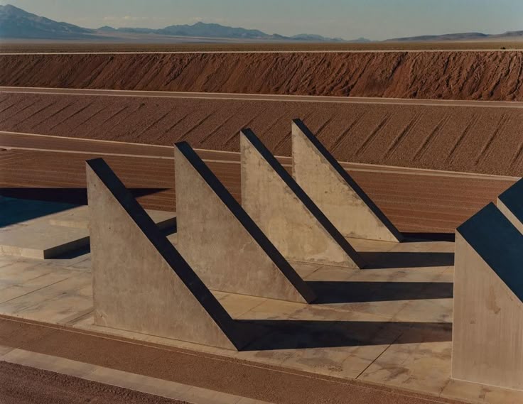 Une oeuvre de Michaël Heizer.
4 grand triangle rectangle alignés en parallèle