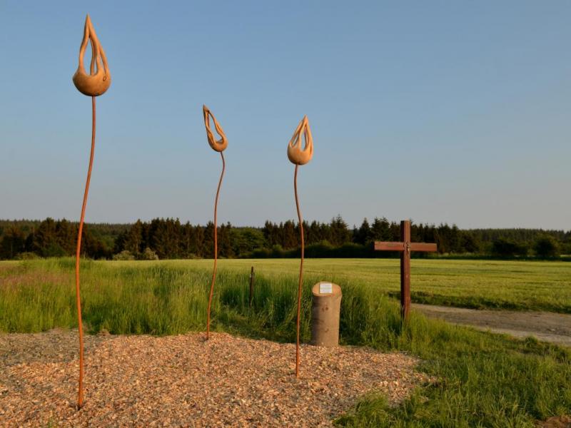 Une oeuvre de Land Art. 3 grandes fleurs en bois.