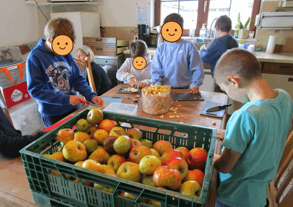 Des enfants qui cuisinent