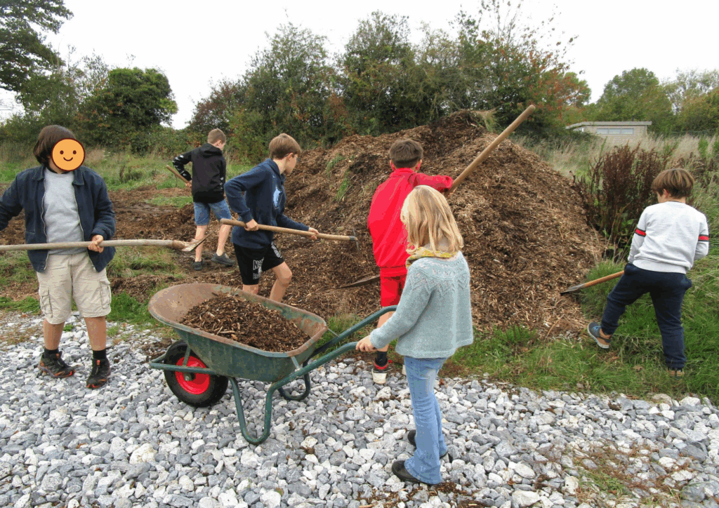 Des enfants qui jardinent