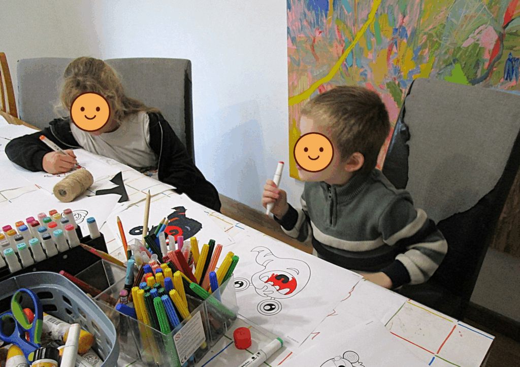 des enfants qui dessinent et colorient