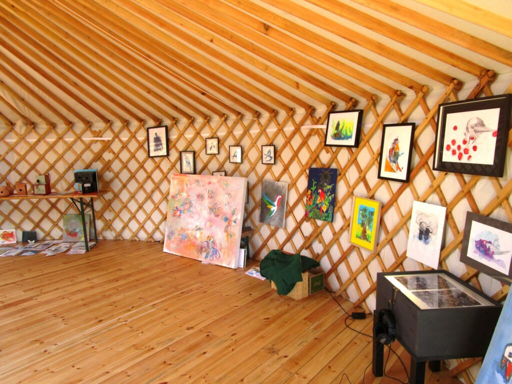 Exposititions de dessins et de peintures dans une yourte
