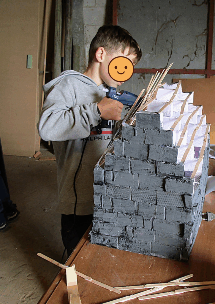 Graçon qui construit une maison