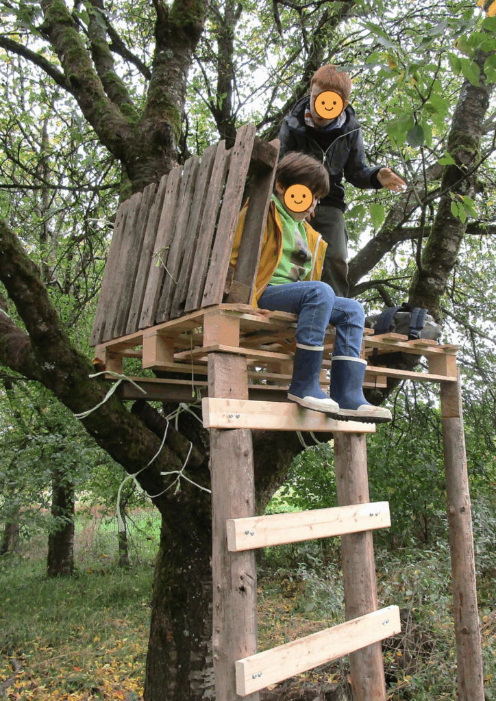 Garçons qui construisent une cabane
