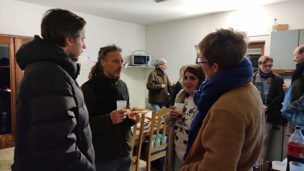 un groupe de personnes qui discutent